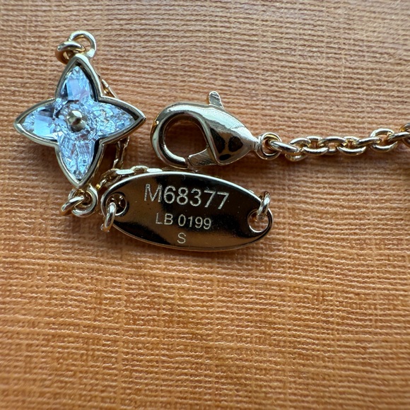 LOUIS VUITTON Essential V Bracelet & Gold Metal Ring. Size S, NEW - Picture 7 of 9